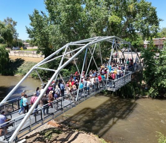 Alcalde de Talca inauguró moderna pasarela peatonal que conectará a miles de vecinos de ambos lados del Estero Piduco